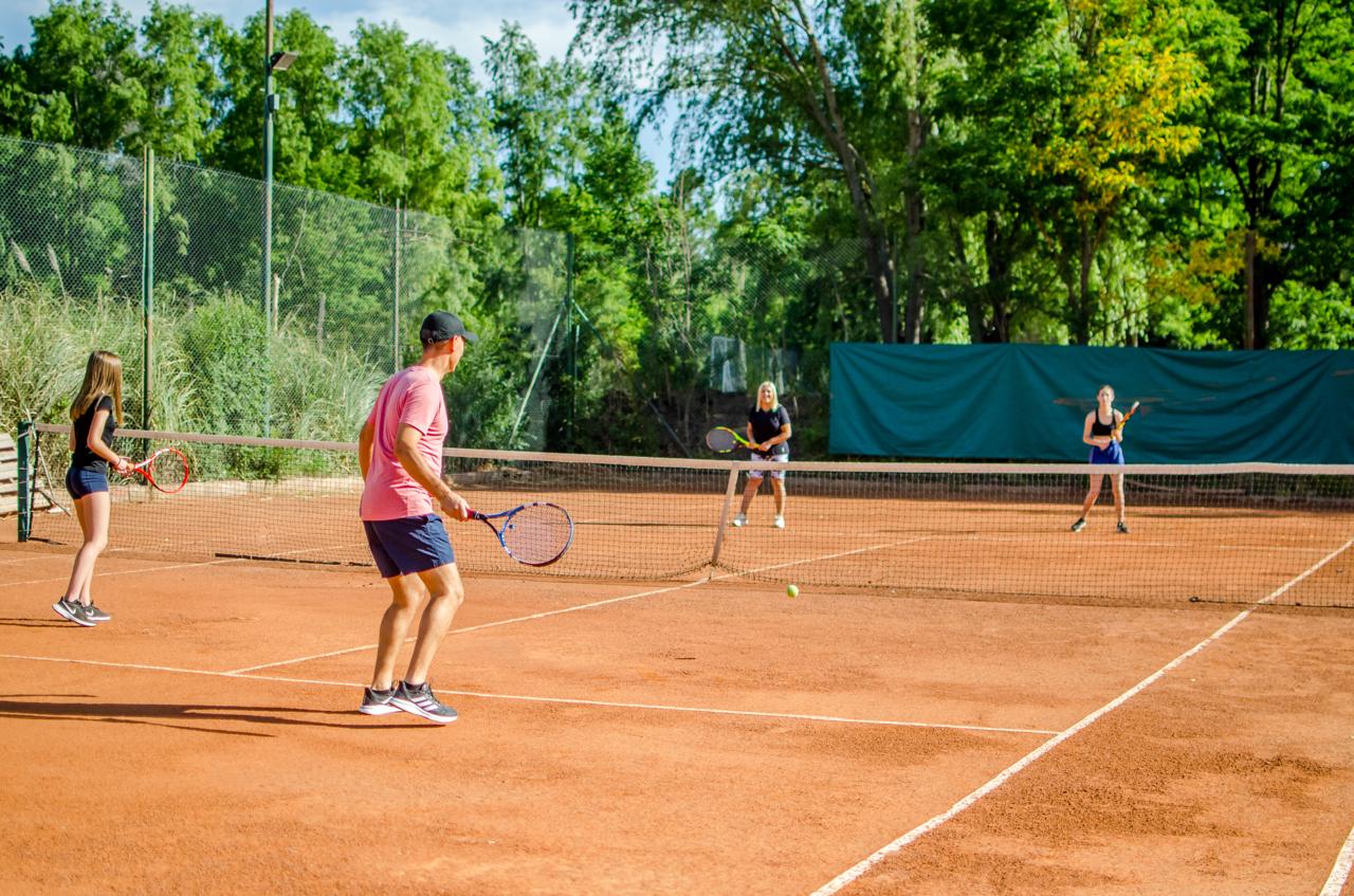 cancha de tenis en complejo vacacional de Santa Rosa de Calamuchita