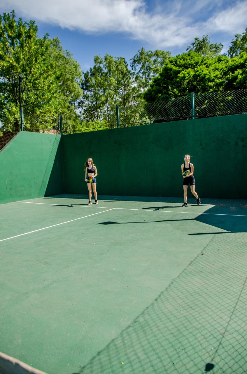 cancha de paddle en complejo vacacional de Santa Rosa de Calamuchita